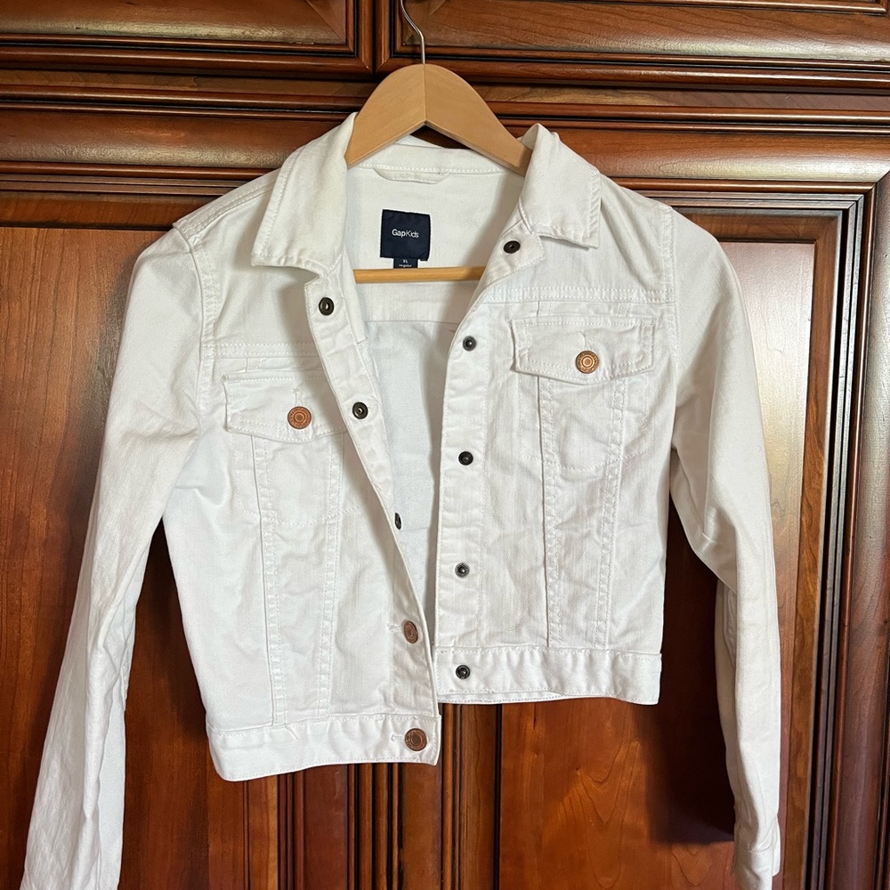 Gap kids white jean jacket. Great condition.
